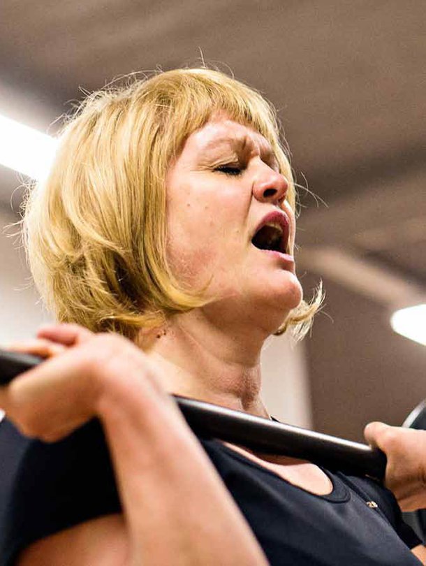 Hiit-treenin hurahtanut Liisa Kukkola levytangon kimpussa.