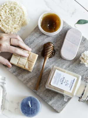 Muoviton kosmetiikka kiinnostaa yhä useampia.