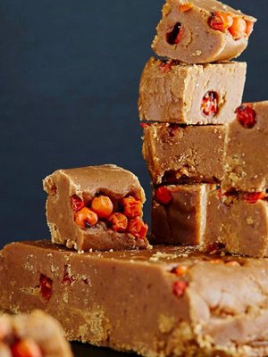 Imelän kirpeä fudge hemmottelee makeannälkäistä.