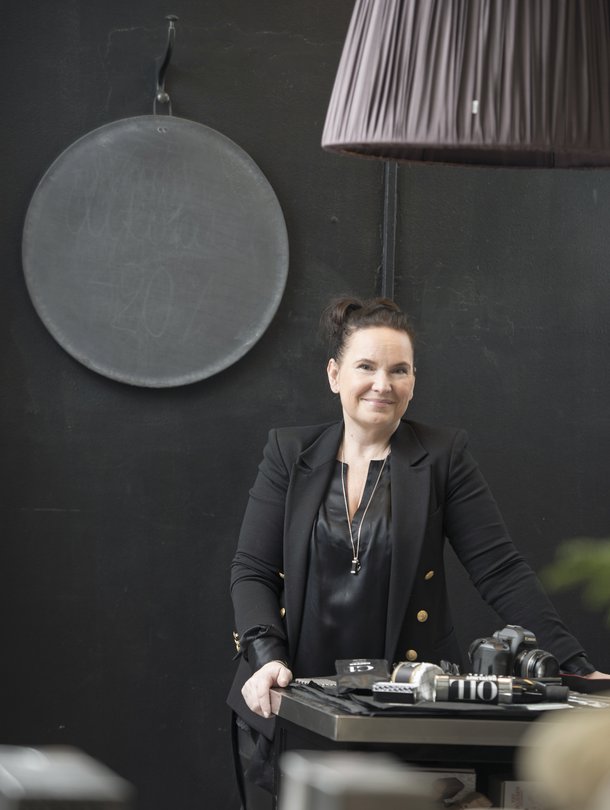 Mrs Jones -blogin Jonna Kivilahti kuvaa arjen kauneutta ja rakastaa mustaa väriä.