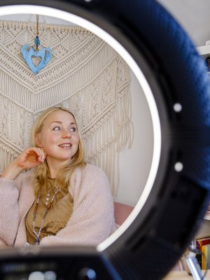 Eevi Vuoristo on pariterapeutti ja itsetuntemusohjaaja, jonka perheeseen kuuluvat 4-vuotias lapsi, alle vuoden ikäinen vauva ja aviomies. Hän on kirjoittanut Tunne itsesi parisuhteessa -kirjan, joka julkaistiin tammikuussa.