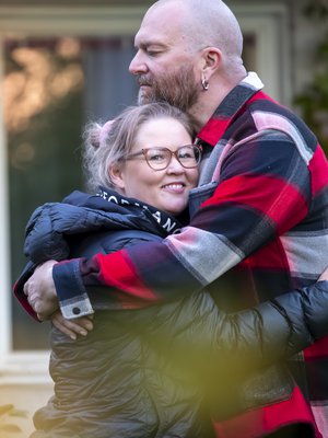 Nils ja Elina nauravat toistensa hölmöille jutuille ja tykkäävät arjesta, jossa ei tehdä mitään erityistä. ”Joka päivä kerron sinulle, miten tärkeä minulle olet”, Elina sanoo.