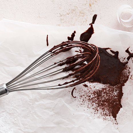 Tiesitkö, että suklaatakin voi maustaa itse? Levitä sulatettua suklaata lastalla ohueksi levyksi leivinpaperin päälle. Koristele pinta pähkinöillä tai marjajauheella ja pilkotuilla kuivatuilla marjoilla. Anna levyn jäähtyä ja kovettua. Pilko levy pienemmiksi paloiksi.