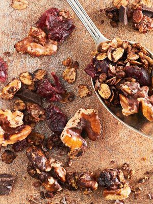 Karpaloiden sijaan voi granolassa käyttää myös kuivattuja, paloiteltuja luomuaprikooseja.