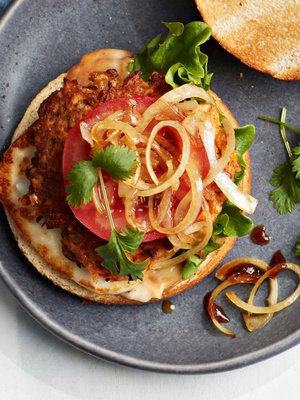 Paista isot porkkanapihvit hampurilaisen väliin tai tarjoa kotoisasti muusin kera.