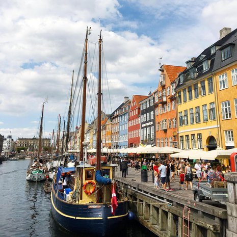 Nyhavnin sataman talot käyvät väriterapiasta!