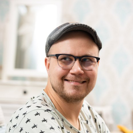 Jukalla on taidekollektiivi Jurassic Parkinson. Kollektiivin nimi viittaa Jurassic Park -elokuviin, joissa käydään selviytymistaistelu dinosaurusten uhatessa. ”Parkinsonin tauti on minun petoni, jolle en halua hävitä. Nimessä on myös huumoria, mikä sopii minulle, sillä en ota itseäni ja elämää liian vakavasti”, Jukka sanoo. 