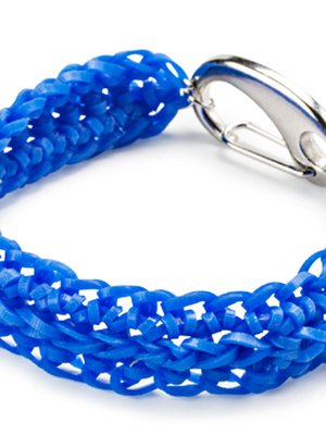 Rannekoruun tarvitset pussillisen sinisi&auml; Loom Bands -kumirenkaita, 3 korurengasta ja korulukon.