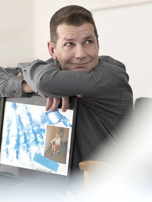 Tyttären tekemä taulu on yksi keravalaisen Kaitsu Koivistoisen aarteista. Sitä voi katsella, kun lasta on ikävä.