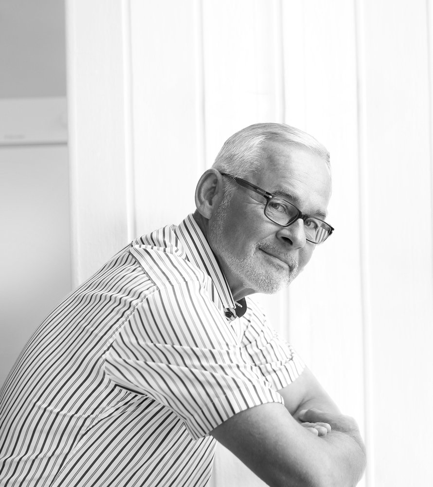Urpo Kangas on 63-vuotias Helsingin yliopiston siviilioikeuden professori, joka tuhlaa mieluiten kirjoihin ja hyvään punaviiniin. Kahdelle tyttärelleen hän on vihjannut, että mammuttiperinnöstä on turha uneksia.