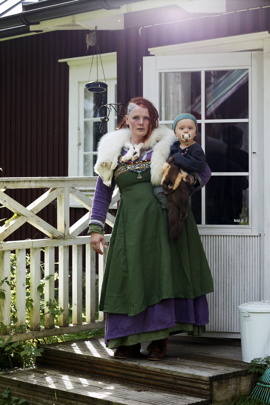 ’Sinua, ystävä, minä tulen puolustamaan’, lukee muinaisnorjaksi Mileena Bredenbergin ohimolla. Mileena tekee vaatteita myös pojalleen Thórbjörnille ja tämän pikkusiskolle.