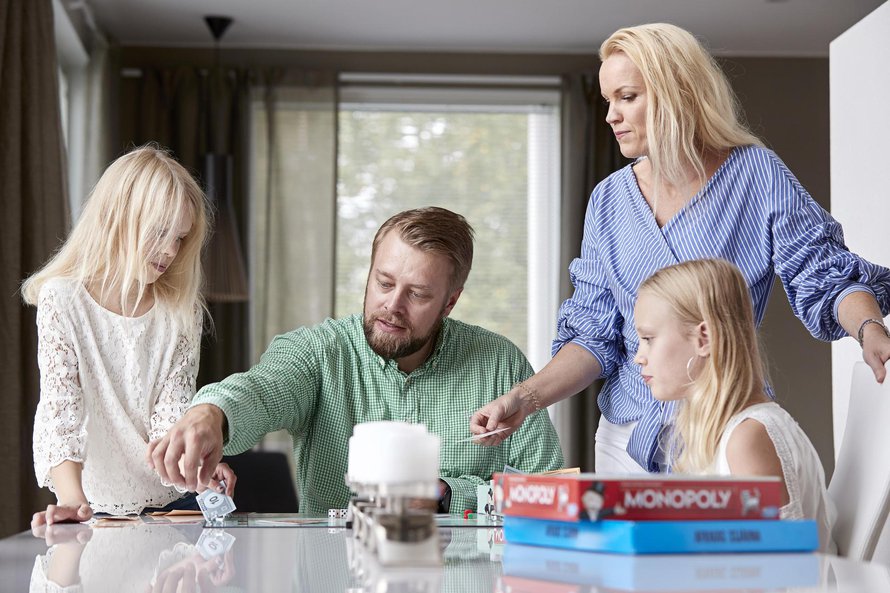 Kimmo Salmi, 42, asuu vaimonsa Teean sekä Amandan, 12, ja Monican, 9, kanssa Lempäälässä. Afrikan tähti ja Monoppoly ovat perheen lempipelejä.