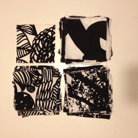 Leikkaa erilaisista kankaista samankokoisia pikkuneli&ouml;it&auml;.