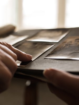 Kukahan ihme tässä kuvassa on? Suvun arkistoihin on kiehtovaa sukeltaa.