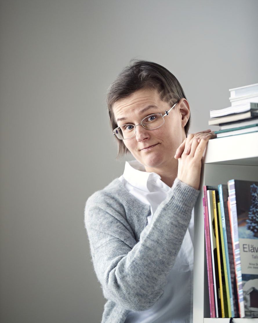 Kolumnikuvassa silmälasit olivat vielä tukevasti naamalla. Lopulta muutokseen sopeutuminen oli yllättävän helppoa, miettii Anna Krogerus.