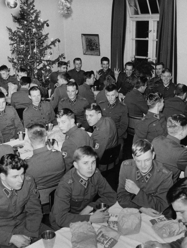 Vuonna 1963 Kaartin pataljoonan joulujuhlassa oli tupa täysi.