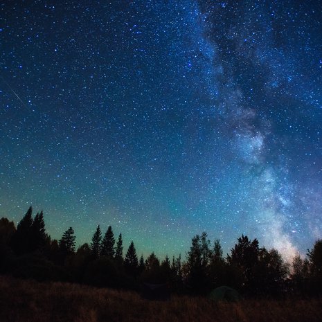  Pimeissä paikoissa tähdet näkyvät hienosti, mutta kaupunkien valotkaan eivät estä niitä näkymästä.