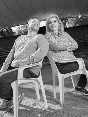 Pyynikin kesäteatterilla puhutaan työasioita ja muitakin. ”Löytyisikö sulta apua, meidän landelle pitäisi ostaa uusi telkkari?” Pirkko kysyy.  ”Onnistuu. Menen kauppaan ja tuon sen telkkarin teille”, Puntti vastaa.