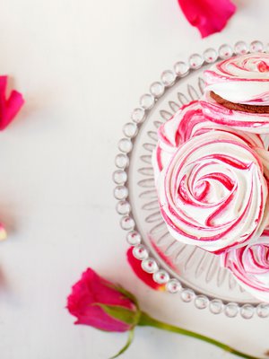 Marenkiruusu viihtyy viileässä. Säilytä kaunokaiset jääkaapissa, jotta täyte pysyy kiinteänä.