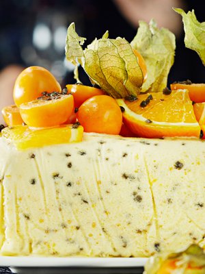 Ananaskirsikoista ja appelsiiniviipaleista saa nopeasti näyttävän koristelun.