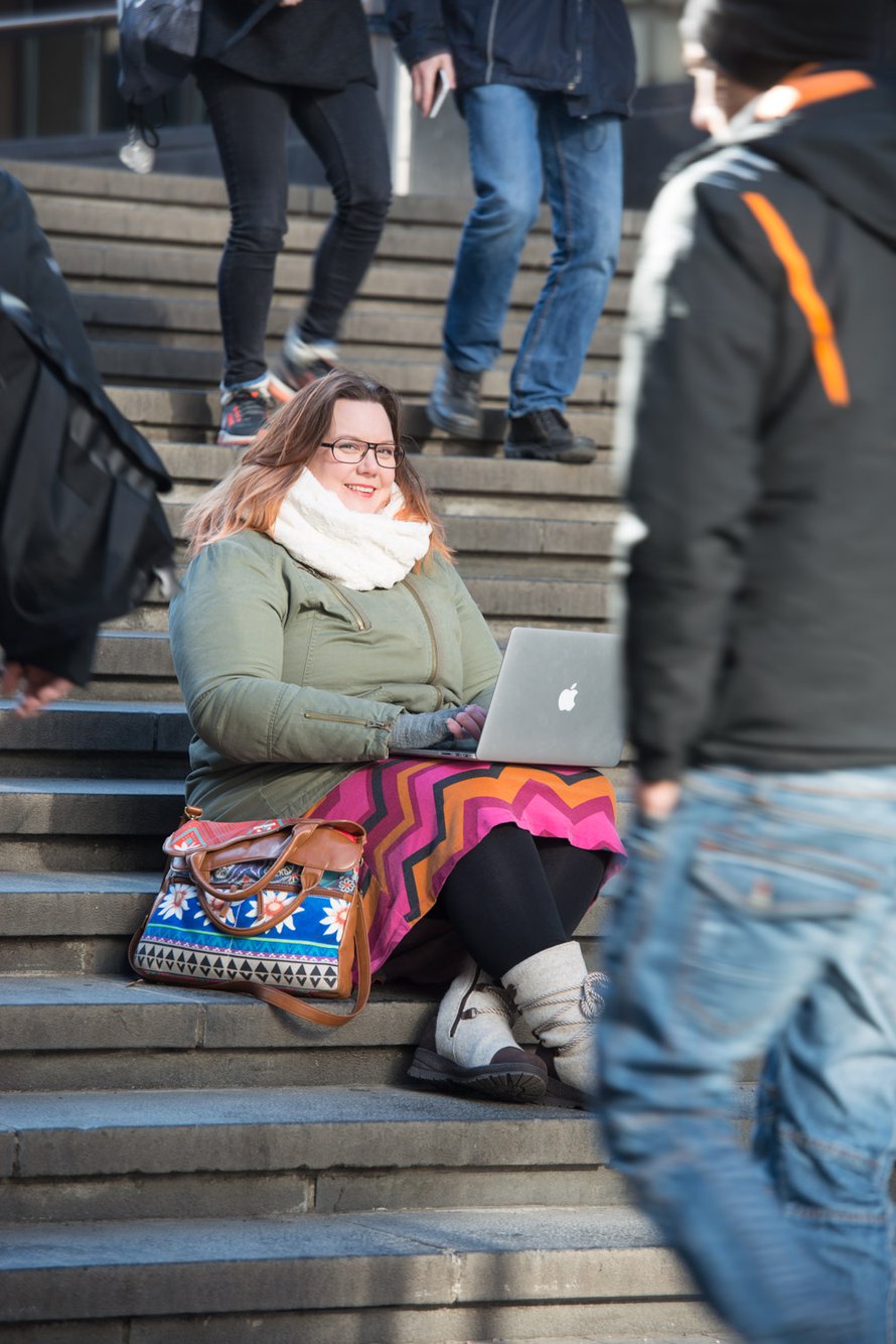 Freelancer-moderaattori Saga Raippalinna pystyy tekemään töitä missä tahansa. ”Jos olen jonkin talon palveluksessa, pysyn toimistossa toisten moderaattoreiden seurassa. Heidän kanssaan on hyvä pallotella ajatuksia, kun tulee hankala paikka.”