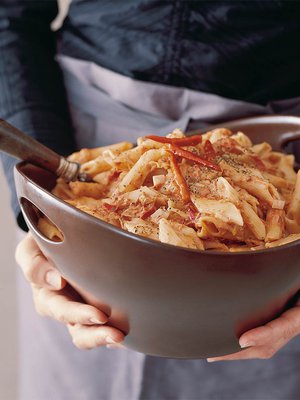 Tonnikalakastike on nopea lisuke pastalle.