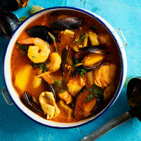 Kala-äyriäiskeiton keltainen väri tulee sahramista ja appelsiinista.