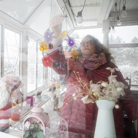 ”Elämässäni on ollut hirveitä vuosia, mutta ne tekivät minusta sen, mikä olen nyt. Onnellisin olen siitä, että olen oppinut kiitollisuutta”, Sanna sanoo kotonaan Nivalassa. 
