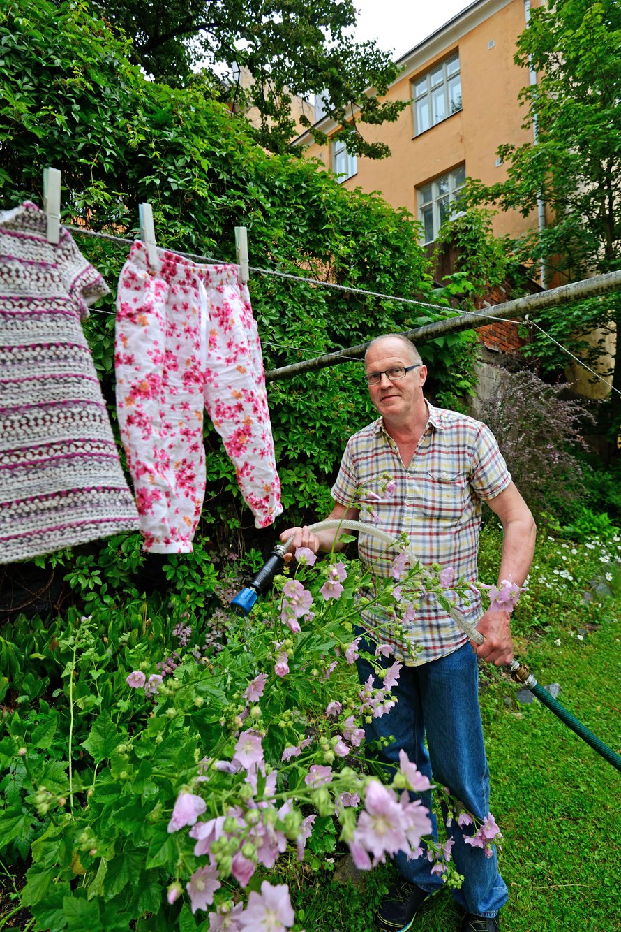 Kalevi on hoitanut Katajanokalla Sohlbergin säätiön taloa talonmiehenä 24 vuotta. Kun sana taidoista levisi, muutama naapuritalokin pyysi hänet töihin.
