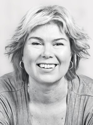 Minna Oulasmaa, 51, on perhesuhteiden asiantuntija Väestöliitossa ja eskarilaisen mummi. Lapsenlapsen mielestä Espoon-mummilassa on Suomen parhaat marjat. Mummi poimii ne kaupan tiskiltä.