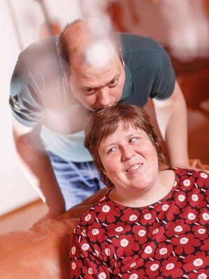 ”Christianin kosinta viime jouluna tuli minulle yllätyksenä. Hän oli säästänyt kovasti, jotta pystyi ostamaan minulle sormuksen, jossa on pieni timantti.”