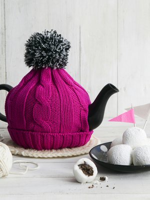 Hiihtoretken päätteeksi maistuu haudutettu tee ja marsipaanisuklaapallot!