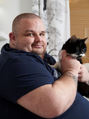 Marko asuu Vantaalla kihlattunsa Tiinan  sekä Kerttu ja Niilo -kissojen kanssa ja työskentelee kehitysvammaisten lasten ryhmäkodissa.