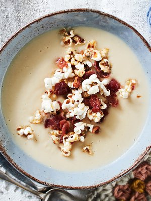 Keittolisukkeen seuraava taso: pekonipopcornit! Ripota ne sopan päälle ja napostele loput viltin alla.