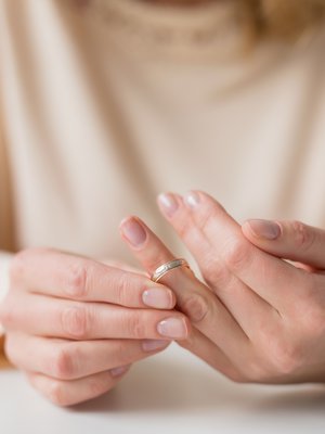 Ennen kuin voi irrottautua suhteesta, pitää voida nähdä myös kaikki hyvä, mitä siinä oli, sanoo psykoterapeutti Sanna Aavaluoma. ”Se edellyttää surua. Onko valmis luopumaan hyvästä, mitä oli? Jos kaiken hyvän kieltää, on vielä keskellä kriisiä.”