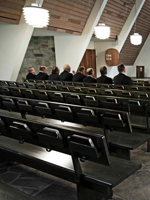 Rauhan siunauspäivänä kukaan kappelissa ei tiedä, millainen Rauha oli.