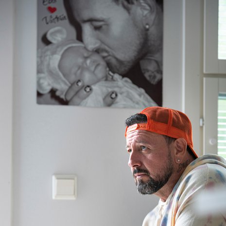 47-vuotias radiojuontaja asuu Espoossa. Vuoroviikoin hänen kanssaan asuu tytär Victoria, 11. ”En halua enää ikinä käydä läpi perheen hajoamista. Viime aikoina epäonnistumisen pelko on pienentynyt, vaikka se on aina mukana.”