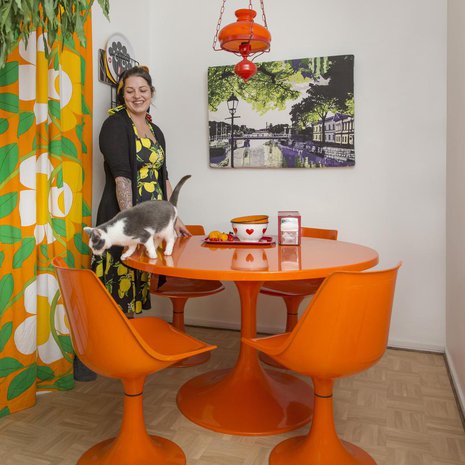 ”Vaikka olen 1990-luvun lapsi, olen aina ollut innoissani retrotyylistä. Kirkkaista väreistä tulee nostalginen olo. Jo äitini ja isoäitini olivat samanlaisia hamstereita, eikä lapsuudenkotini ollut mikään ysärikoti. Tästä Askon valmistamasta Amigo-pöytäryhmästä haaveilin pitkään. Lasikuitukalusteet kestävät säätä, ja kaksi tuoleista on nyt parvekkeella.”