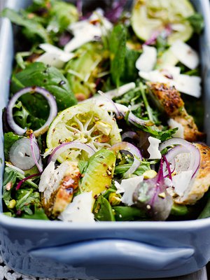 Puolen tunnin salaatin viimeistelee raikas basilikakastike.