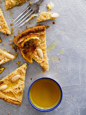 Appelsiinisiirappi kostuttaa mantelipiirakan juuri niin meheväksi kuin haluat.