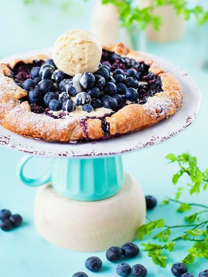 Galette on ihana vaihtoehto perinteiselle murotaikinapohjaiselle mustikkapiirakalle, ja vähintään yhtä nopea tehdä.