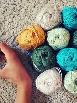 Tämän kuvan Hanna otti Käsitöitä saattohoitopotilaille -Facebook-ryhmän kansikuvaksi. Siinä on kaikki tärkeä: villalangat ja rakkaus.