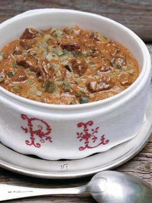 Syntisen hyvä moskovanpata on klassikko, jota kaikki rakastavat. Reseptin löydät kyselystä.