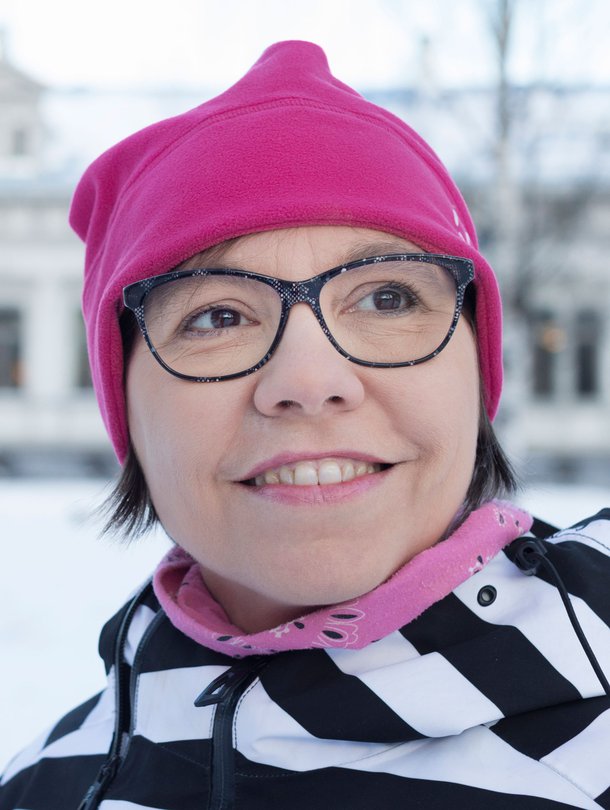 Anne Mikkola on 52-vuotias Oulussa asuva ravintoloitsija, joka leipoo miehelleen ja kolmelle aikuiselle lapselleen karjalanpiirakoita mummonsa ohjeilla. Anne kaipaa välillä hiljaisuutta ja usein Pauli Hanhiniemen musiikkia.