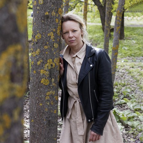 Alma sanoo olevansa välillä tosi levoton, mutta mehiläisten kanssa on toisin.  ”Voin istua vaikka päivän katsomassa mehiläisiä. Niiden seuraaminen on niin hypnotisoivaa, että koko päivä menee helposti ja ihan zeninä.”