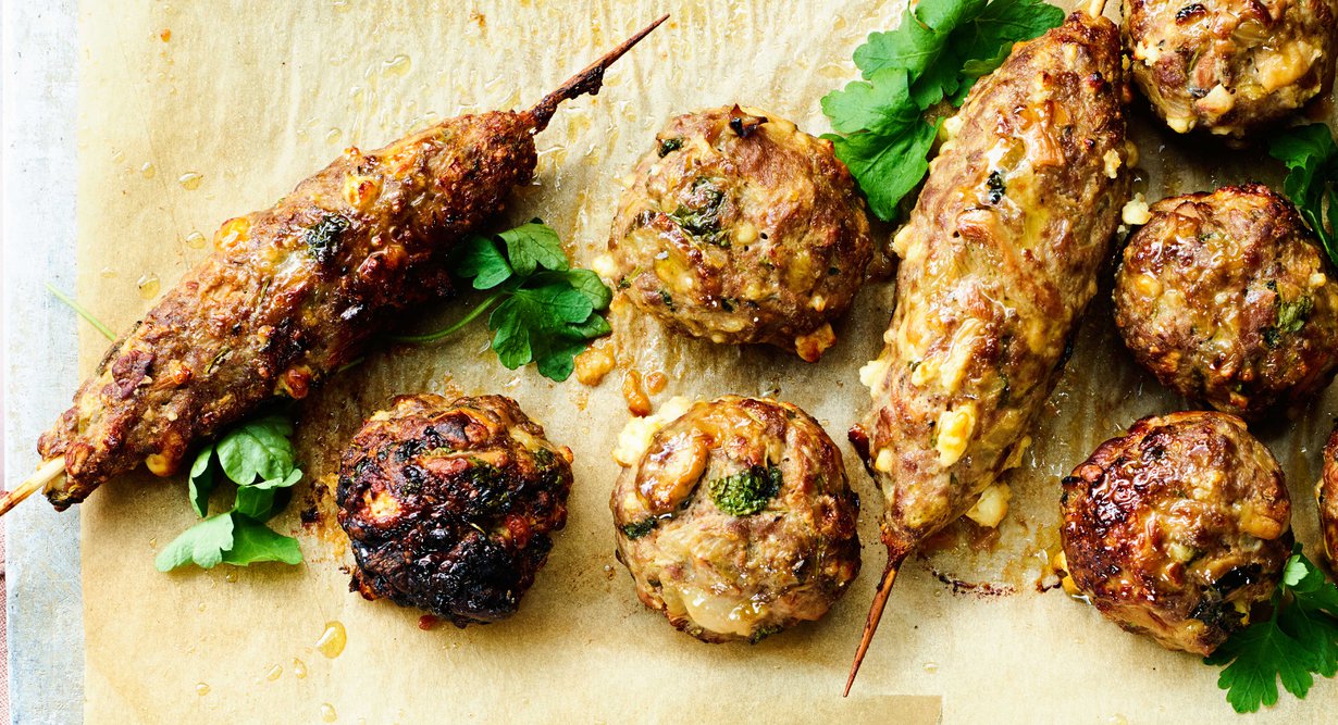 Tavallista maukkaammasta lihapullataikinasta riittää sekä pulliin että kepakoihin.