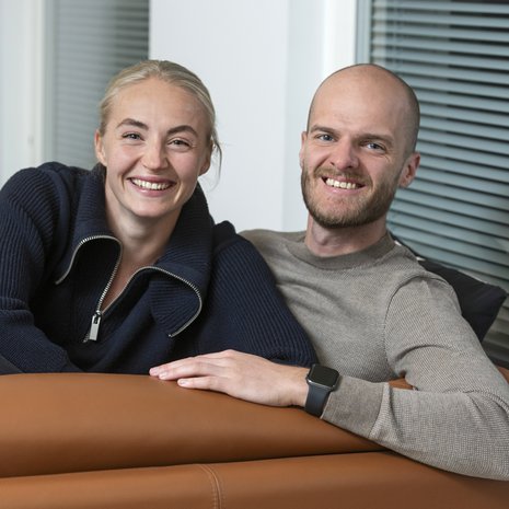 Eveliina ja Jan osoittavat jatkuvasti toisilleen hellyyttä arjessa. "Parasta ovat aamuiset halit", Eveliina sanoo.