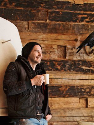 &rdquo;Tyylik&auml;s korppi on lempilintuni. Meill&auml; Suomessa ne ovat pahanilmanlintuja, mutta niiden raakkuminen voidaan tulkita my&ouml;s onnea tuottavaksi.&rdquo;