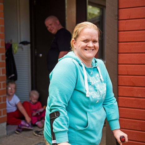 Katja haaveilee palaavansa vielä joskus opiskelemaan, ehkä hoitoalalle. Sitä ennen jalan pitäisi parantua ja lasten terveyden kohentua.