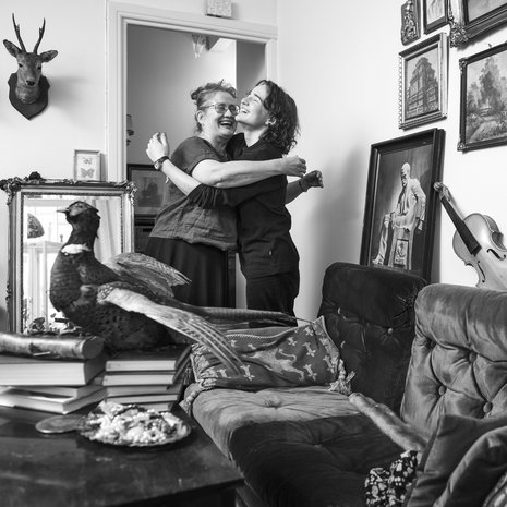 Miska Valos haluaa sisustaa kotinsa vanhoilla asioilla. Lapsena hän peitti huoneensa katon itse askartelemillaan perhosilla. Äiti Pirkko Soininen auttoi niiden ripustamisessa.